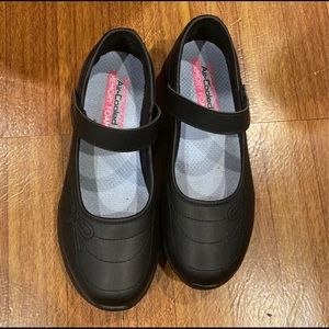 I am selling a SKECHERS GIRLS SCHOOL SWEETHEART